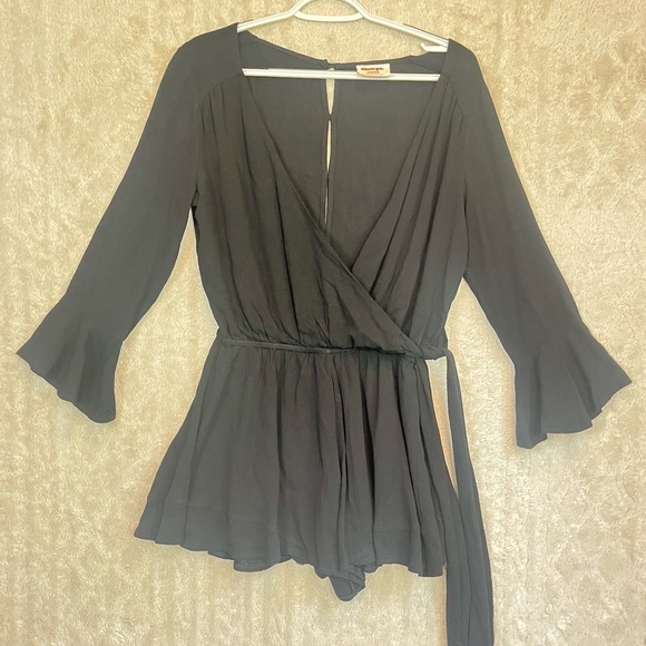 ShowPo Black Rayon Shorts Romper Faux Wrap Jumpsuit Sz 4 - Picture 3 of 16